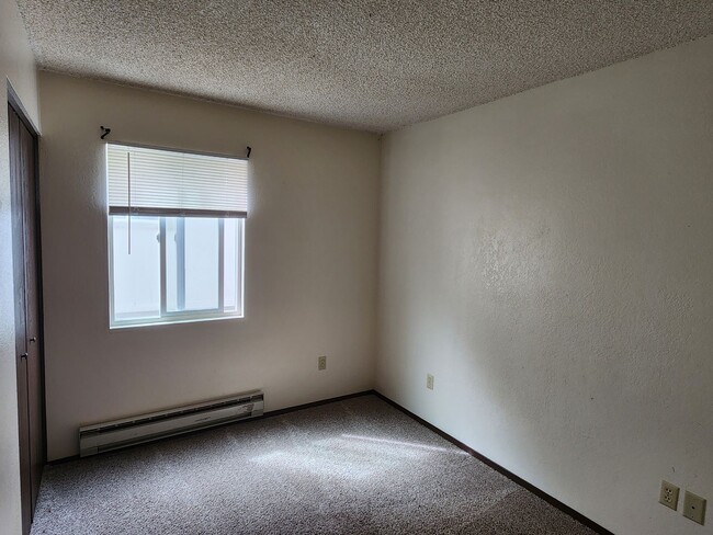 Building Photo - Affordable 3 Bdrm TownHome-West Side!