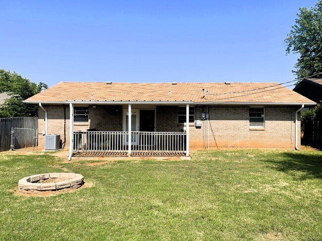Building Photo - 3 Bedroom Home In Mustang School District!