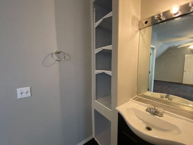 Building Photo - Now Available - 2 Bed 2 Bath House in Brit...