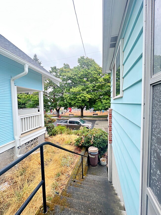 Building Photo - 3385 SE 10th Ave