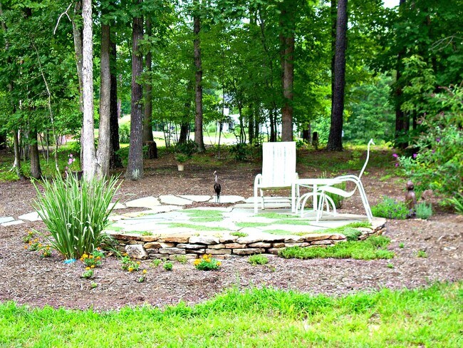 Building Photo - 3-4 BR / 2.5 BA Lovely Two-Story in The Highlands