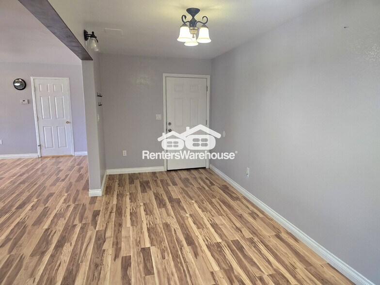Building Photo - 999 Castlewood Dr
