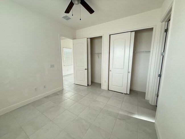 Building Photo - 5/4 spacious Saint Cloud Home