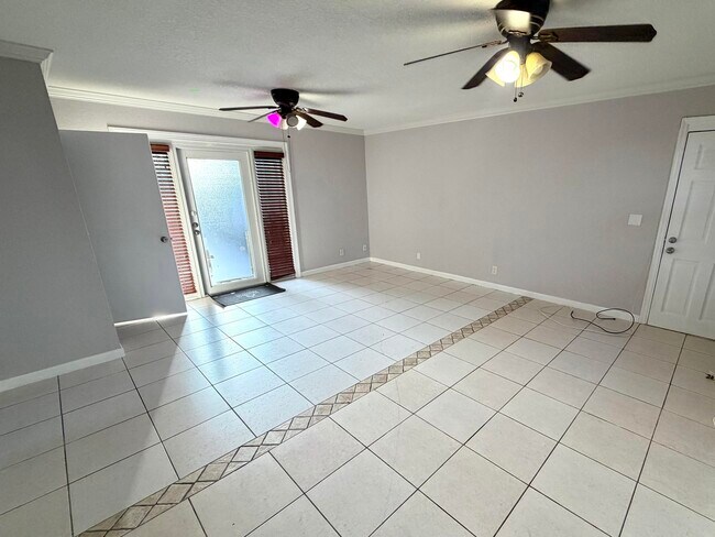 Building Photo - 711 NE 14 St