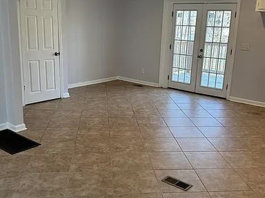 Building Photo - Charming 3-Bed Home with 2 Full Baths and ...