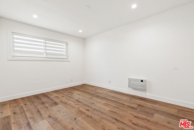 Building Photo - 2400 Vanderbilt Ln