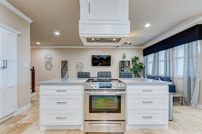 Building Photo - 3807 W Orem Dr