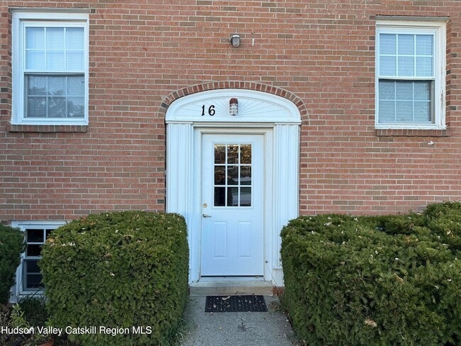 Building Photo - 16 Huguenot St