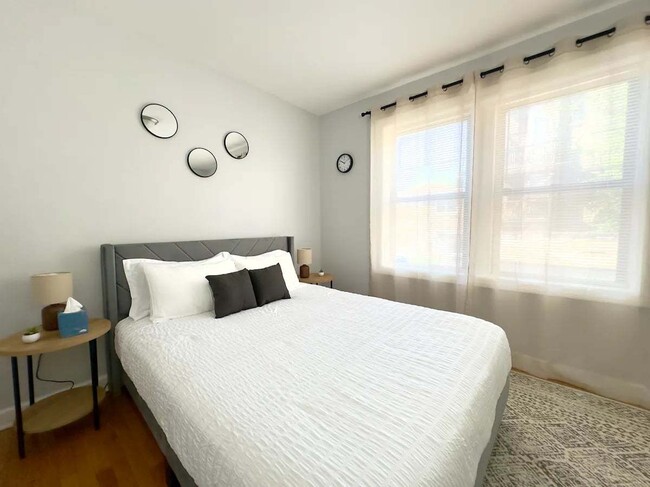 Building Photo - 6441 N Hamilton Ave