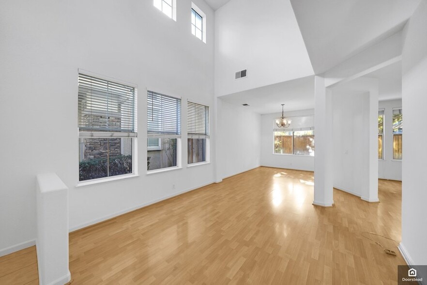 Building Photo - 1776 Wayne Cir