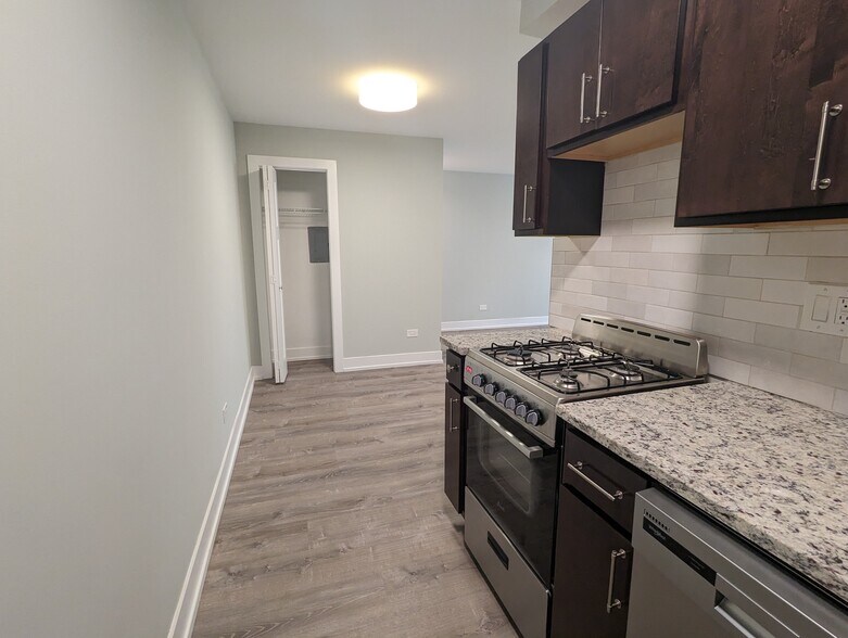 Building Photo - 511 W Barry Ave