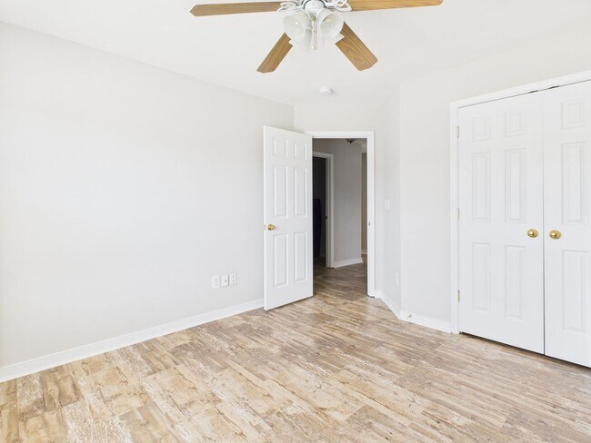 Building Photo - Charming 5-Bedroom 2.5 Bathroom Home locat...
