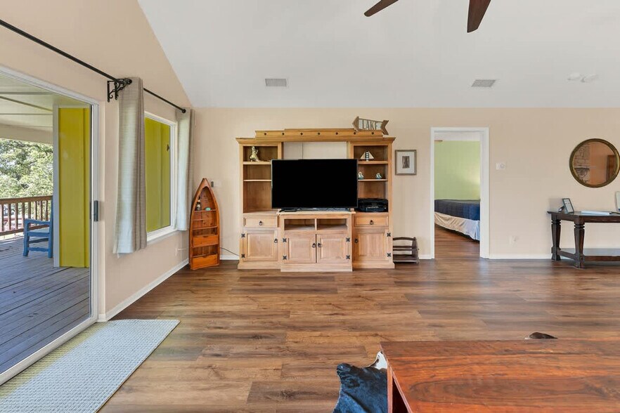 Building Photo - 2388 Lakeshore Dr