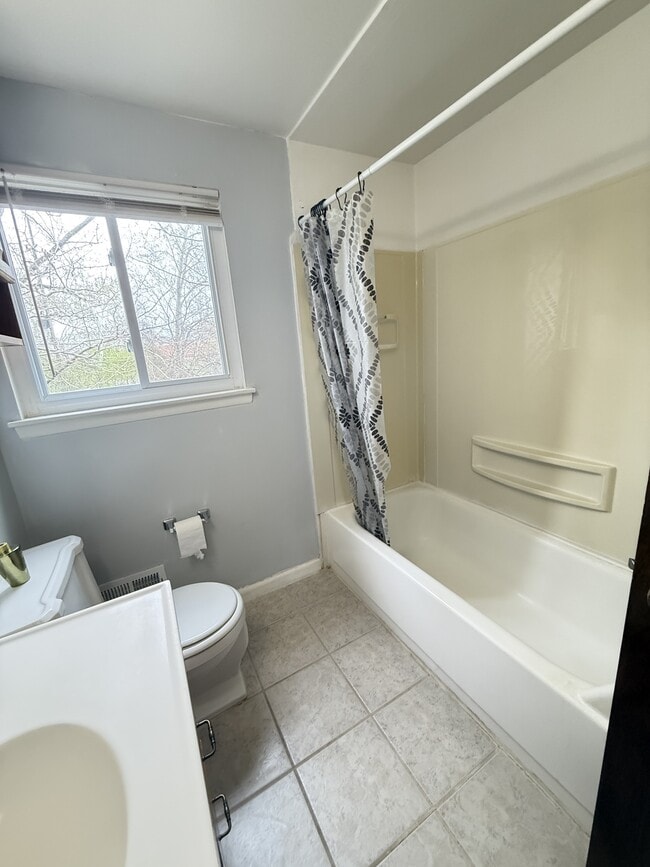 Building Photo - 176 N Christine Cir