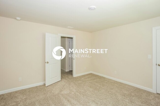 Building Photo - 4 Bedroom Pet-Friendly Home in Charlotte, NC with Main Street Renewal