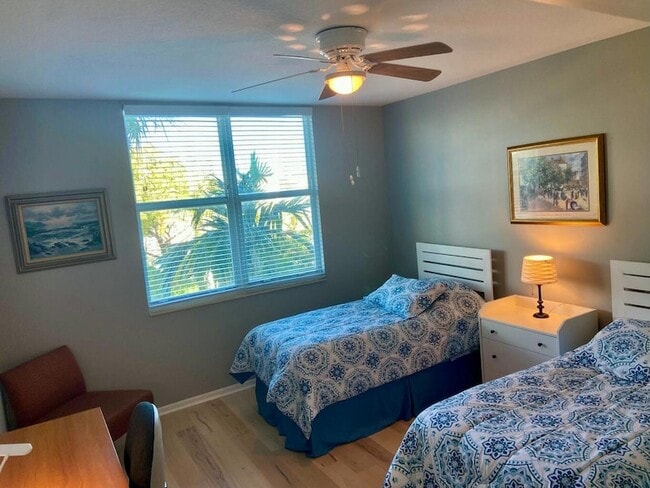 Building Photo - 802 W Windward Way