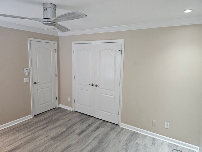 Building Photo - Wonderfully Remodeled Tri Level 3BR/2BTH Soulard Townhouse