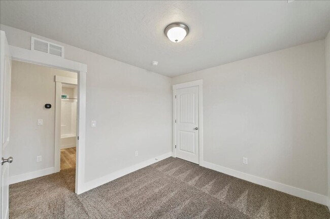 Building Photo - Spacious 3 Bed, 2.5 Bath Rental in Homedal...