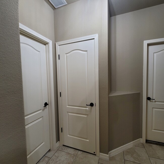 Building Photo - 14513 Meadow Lawn