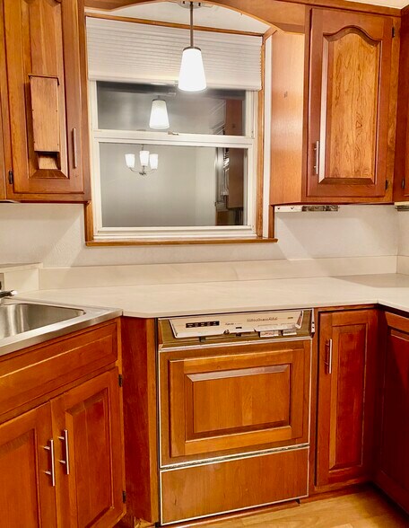 Building Photo - 1626 Maple Ave