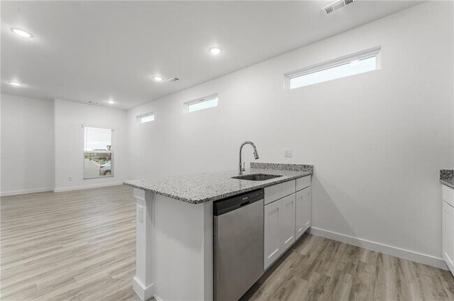 Building Photo - 751 St Charles Pl
