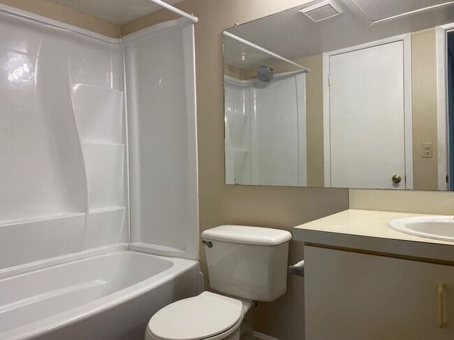 Building Photo - Wonderful 1 Bedroom/1 Bathroom Gated Condo...
