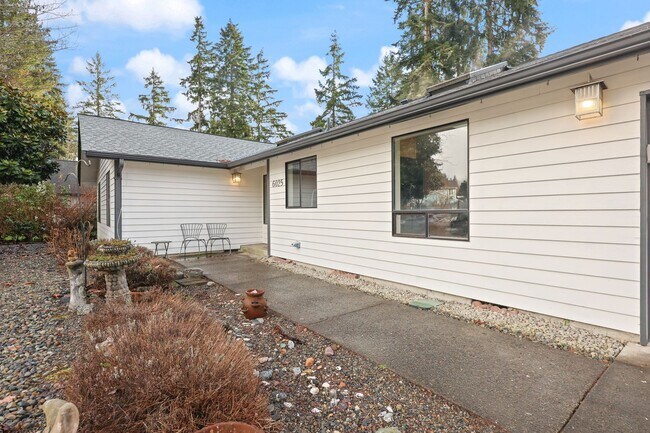 Building Photo - Move in ready, 3 bedroom rambler - Olympia School District