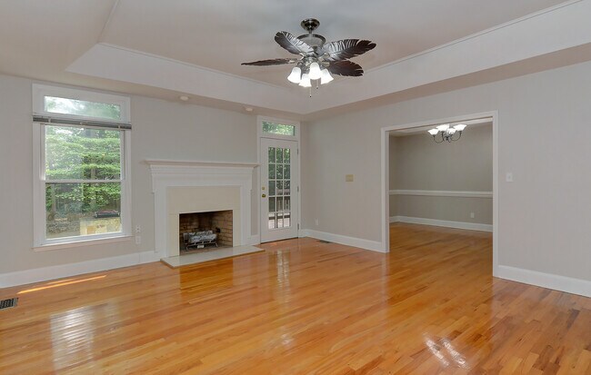 Building Photo - 801 Brightwood Ln