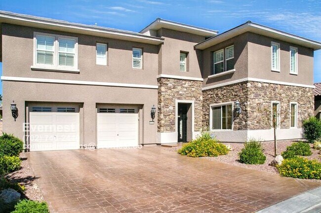 Primary Photo - Stunning 5-Bedroom Home with Fireplace and...