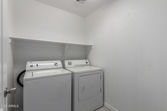 Building Photo - 3888 E Bancroft Ct