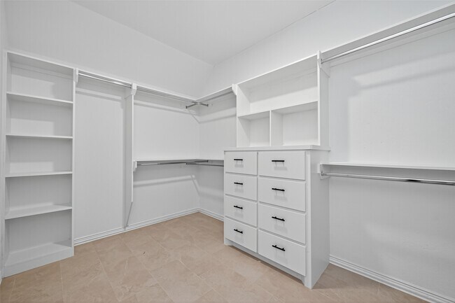 Building Photo - 10594 Rustling Oaks Dr