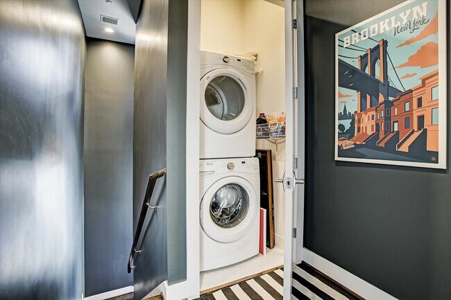 Building Photo - 1004 California St