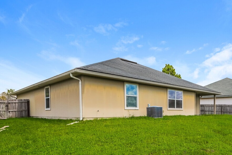 Building Photo - 3163 Pine Haven Dr