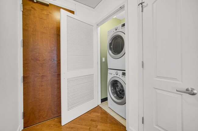 Building Photo - 420 E Waterside Dr