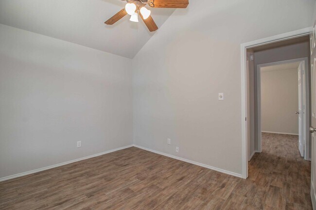 Building Photo - 437 Hillside Dr