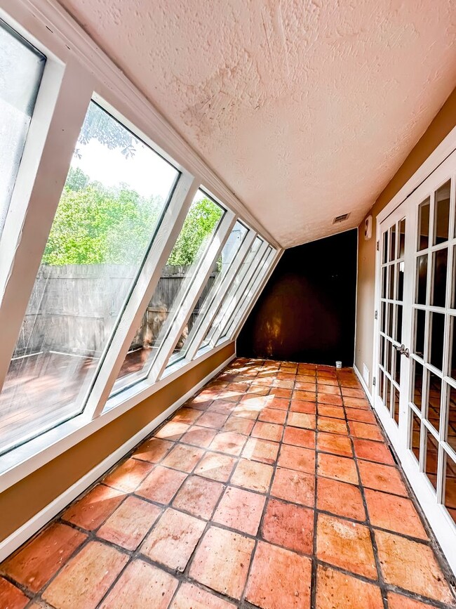 Building Photo - 3/2 Townhome in Downtown Woodstock