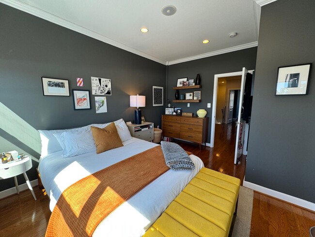 Building Photo - Beautiful 3 Bed 3 Bath Condo with a Roofto...