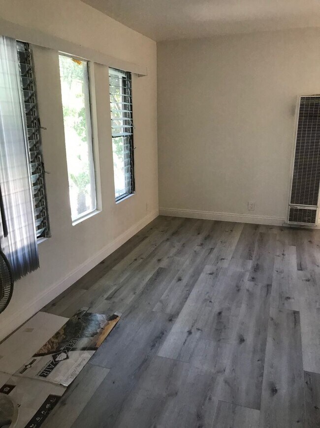 Building Photo - Spacious 1-Bedroom Apartment in Van Nuys –...