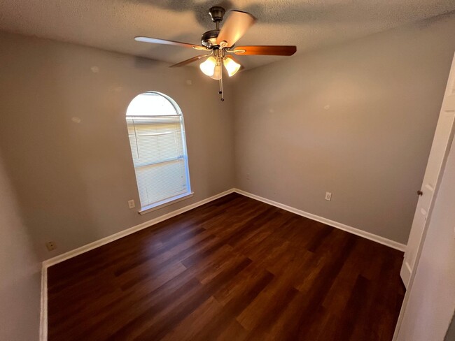 Building Photo - 3 bedroom, 2 bathroom home in Baton Rouge,...