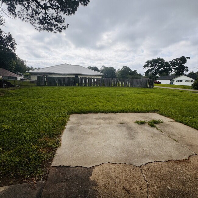 Building Photo - Now leasing this charming 2-Bedroom | 1-Bathroom Single-Family Home in Bridge City, TX