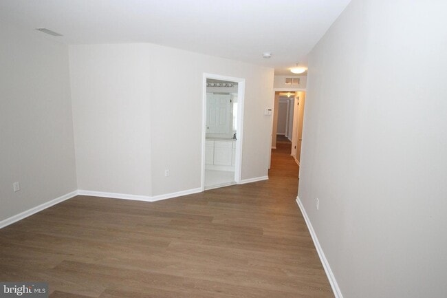 Building Photo - 1004 Julian Dr W