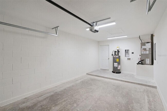 Building Photo - 1075 N Rockingham Ave