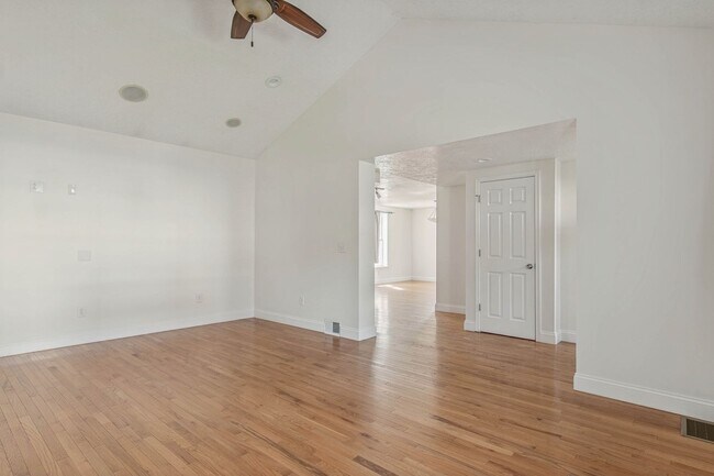 Building Photo - Charming 3Bed/2Bath Home Minutes from Fort Drum | Pet Friendly | Garage + Spacious Yard