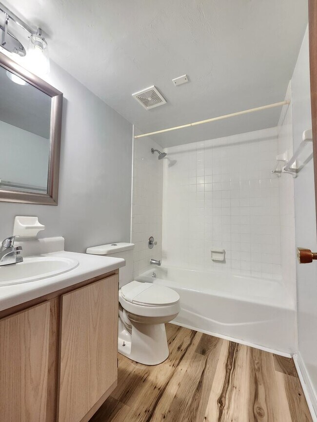 Building Photo - FOR RENT 1 bedroom 1 bath condo, balcony, ...