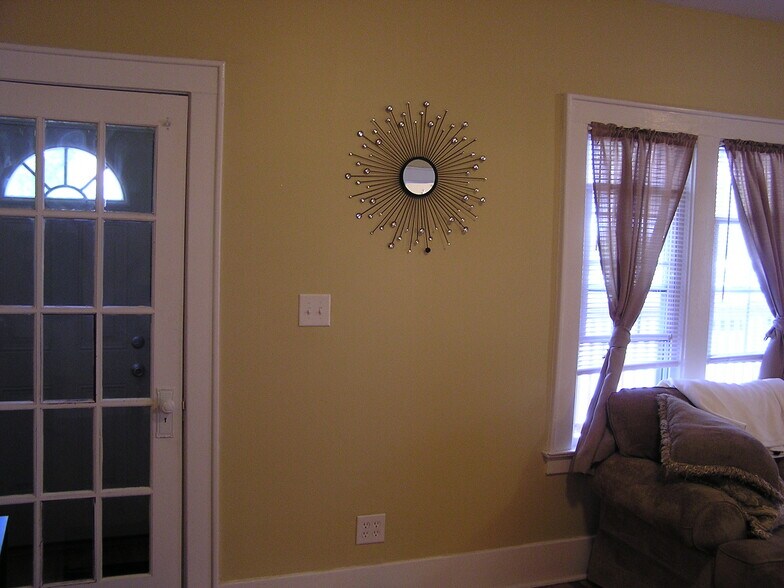 Building Photo - 425 Roosevelt Ave