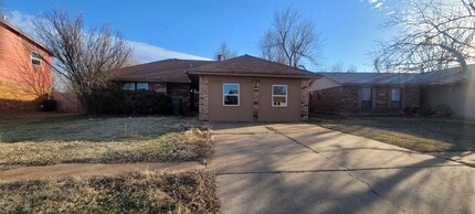 Building Photo - Charming 5 Bedroom!!