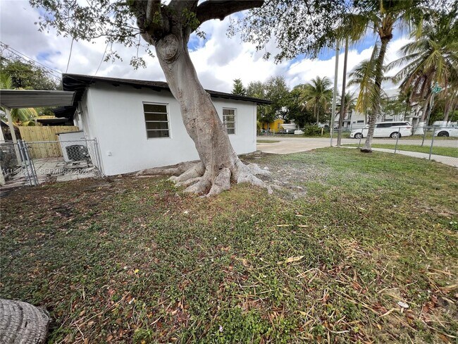 Building Photo - 3102 SW 10th St