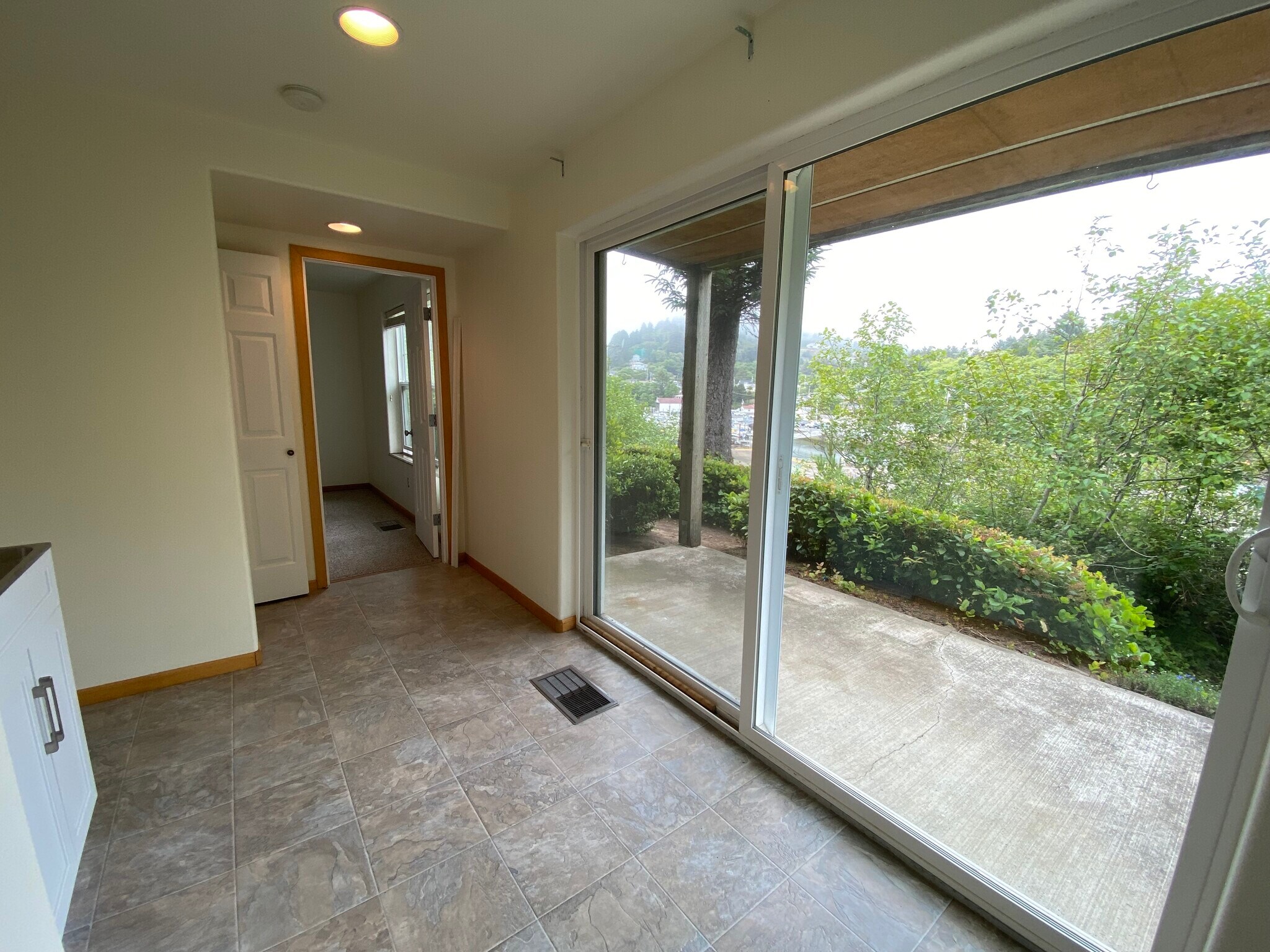 Downstairs Landing and Patio - 425 SE Shell Ave