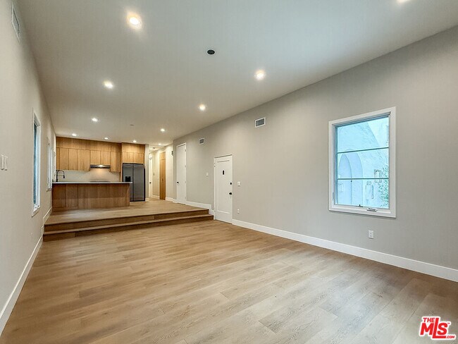Building Photo - 150 N Arnaz Dr