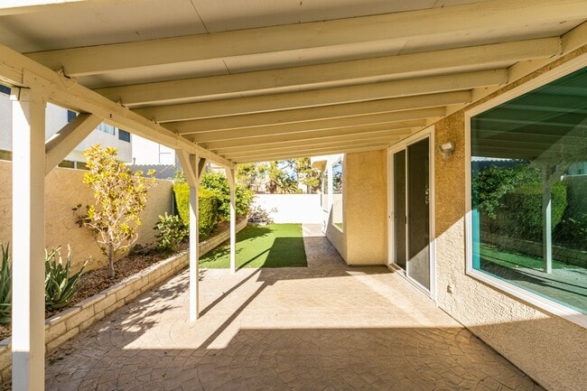 Building Photo - Immaculate 3 bedroom house with a Loft in ...
